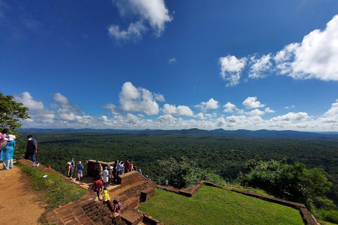 Roca de Sigiriya Cueva de Dambulla y Excursión al Pueblo Desde TrincomaleeSigiriya: Fortaleza de Roca, Templo de la Cueva de Dambulla y Excursión por el Pueblo