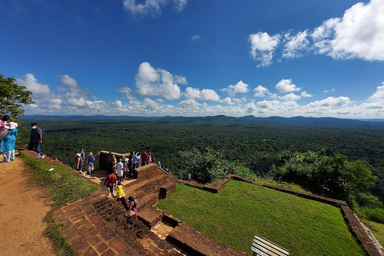 Roca de Sigiriya Cueva de Dambulla y Excursión al Pueblo Desde TrincomaleeSigiriya: Fortaleza de Roca, Templo de la Cueva de Dambulla y Excursión por el Pueblo