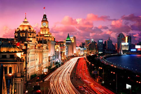Shanghai: Private Tour with Pearl Tower & Acrobatic Show