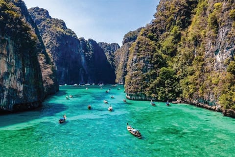 Phuket: Phi Phi Island Highlight Premium Cruise with Meal