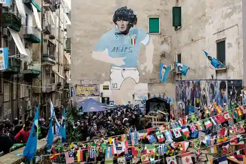 Tour gastronómico a pé em Nápoles: Comida de rua e Murais de Maradona