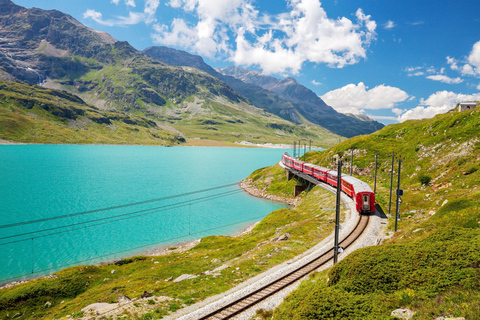 Von Mailand aus: St. Moritz & Alpen Tagestour mit dem Bernina Red Train