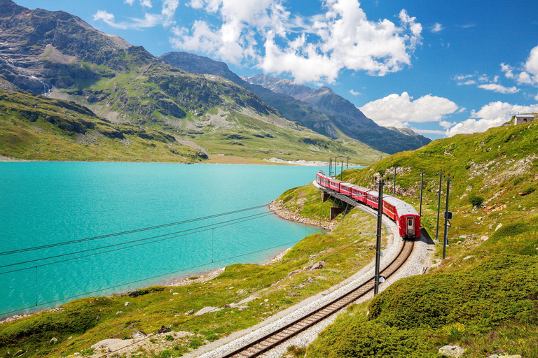 Depuis Milan : Excursion d'une journée à St Moritz et dans les Alpes avec le train rouge de la Bernina