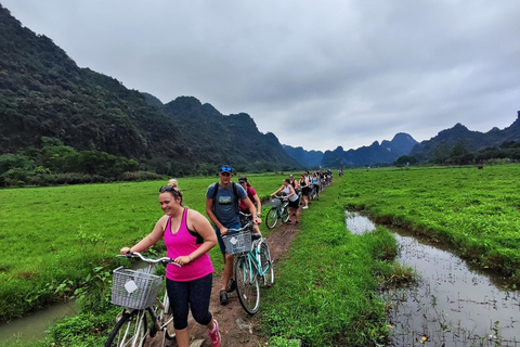 Cat Ba: Authentic Lan Ha bay cruise, small group, kayak, bikeFrån Cat Ba: Authentik Lan Ha buktkryssning, liten grupp,cykling