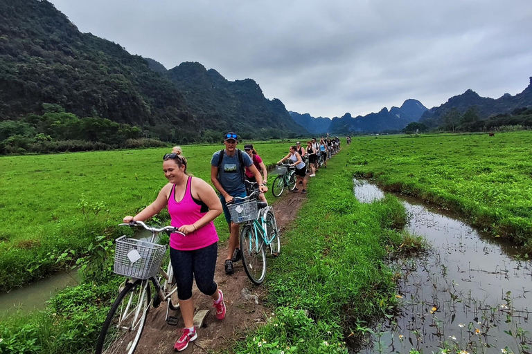 Cat Ba: Authentic Lan Ha bay cruise, small group, kayak, bikeFrån Cat Ba: Authentik Lan Ha buktkryssning, liten grupp,cykling