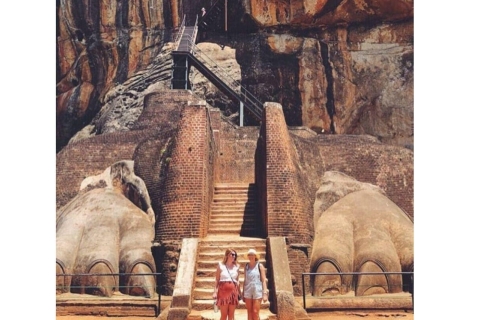 Safari en Tuk Tuk de Kandy a Sigiriya: Historias de maravillas antiguas