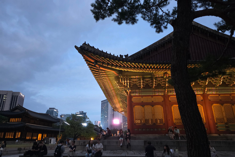 Seoul: Deoksugung Palace Night Tour with Guide