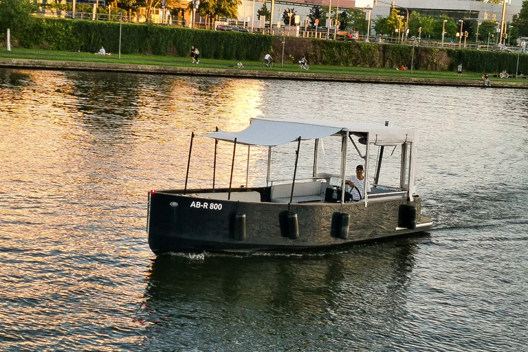 法兰克福：私人游船之旅，欣赏天际线美景，最多可容纳18人。法兰克福：私人游船之旅，可欣赏天际线美景，最多可容纳18位客人。