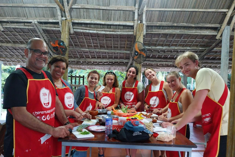 Escola de culinária vegana de Hoi An com um chef local e barco com cesta