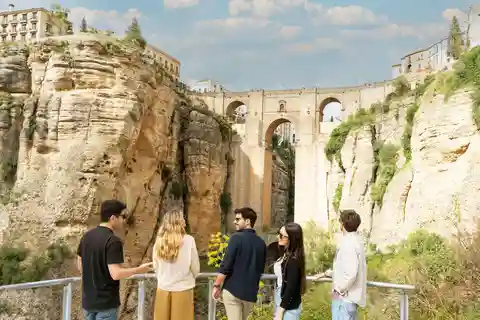 Desde Málaga: Ronda, Cata de Vinos y Aceite de Oliva en Grupo Reducido