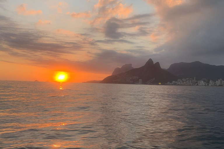 Rio de Janeiro : Tour en bateau au coucher du soleil avec toast Heineken