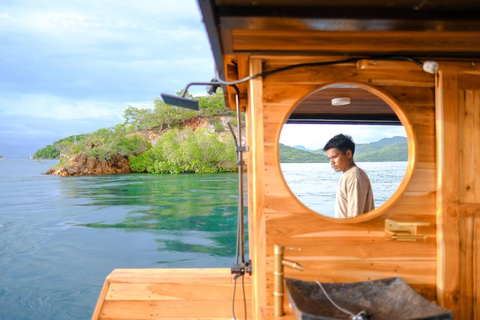 Komodo: Full-Day Sailing Trip by New Luxury Phinisi