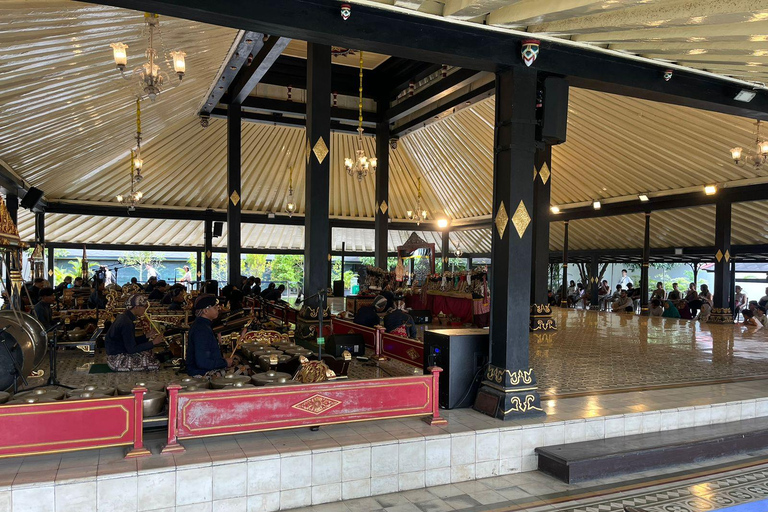 Yogyakarta : lever du soleil à Borobudur, palais du sultan et château d&#039;eau.Lever du soleil à Borobudur depuis le temple, le palais du sultan et le château d&#039;eau