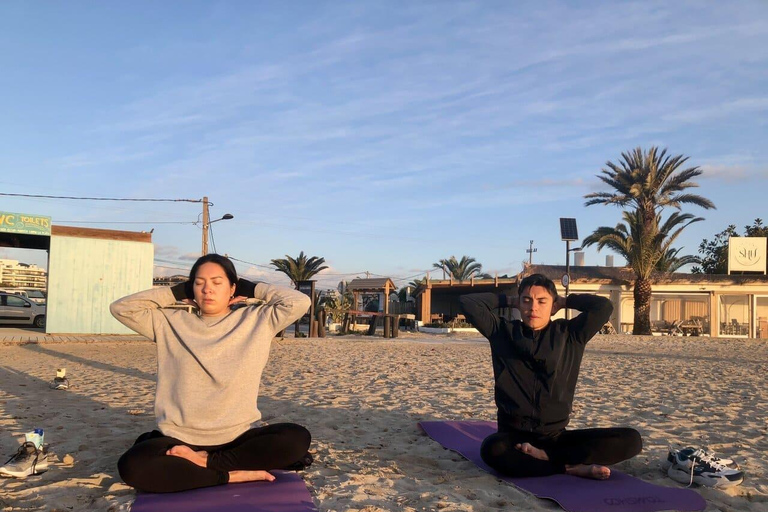 Lezione privata di yoga sulla spiaggia di Ibiza con gli amiciYoga sulla spiaggia di Ibiza con gli amici