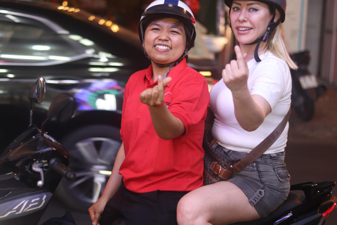 Ho-Chi-Minh-Stadt: Vintage-Vespa-Nachtleben-TourTreffpunkt für Gäste, die außerhalb von Distrikt 1, 3 und 4 wohnen