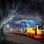 Da Lubiana: tour di 1 giorno alle Grotte di Postumia, al Castello di Predjama e a Pirano