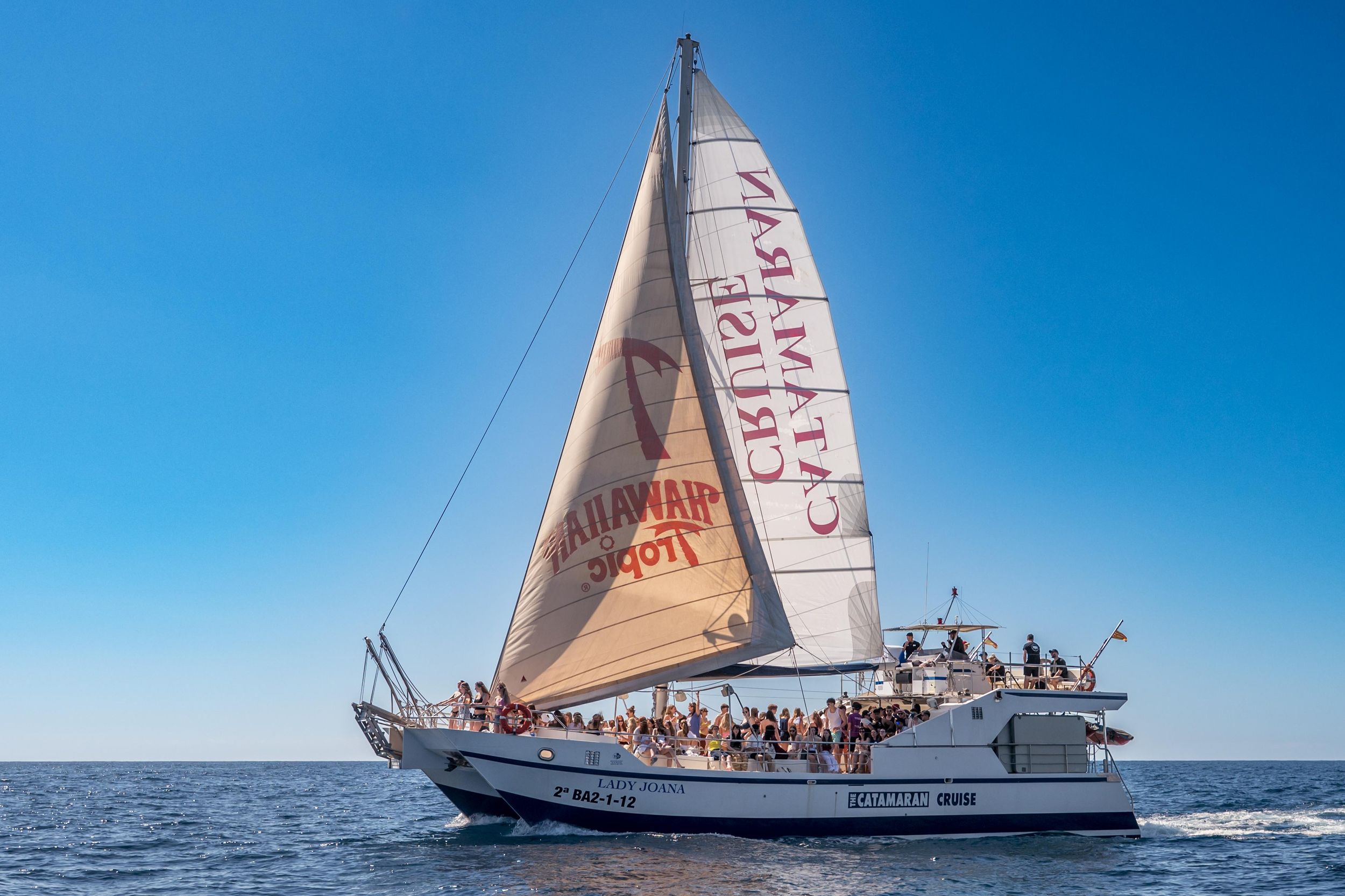 Lloret de Mar: Katamaran-Kreuzfahrt mit Essen, Getränken und Musik