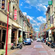 Taipei: Dadaocheng & Dihua Street & Temple Walking Tour