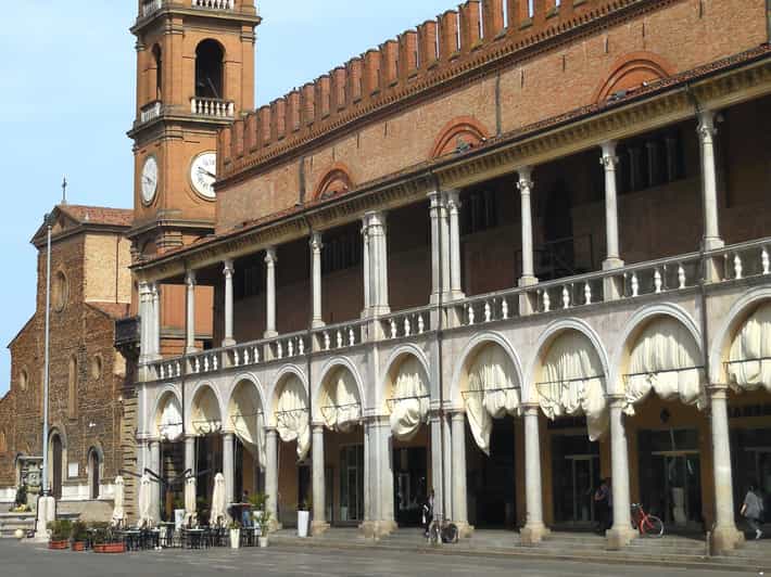 Faenza: tour a piedi privato tra arte, storia e ceramiche