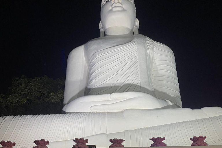 Kandy: Guided Tuk Tuk Tour with Temple of the Tooth