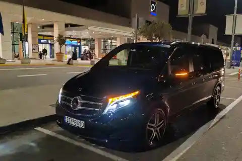 Athènes : Mercedes V-Class Extra Long From/To Airport Transfer