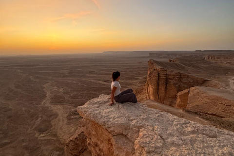 Riyadh: Edge of the World, Sadus Village & Bat Cave Tour Edge of the World, Sadus Village..etc(Private tour)