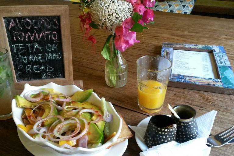 BAO-spel och swahili-kaffeprovning på ZanzibarBAO: Spel- och swahilikaffesmakning på Zanzibar.