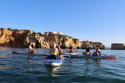 Лагус: SUP-йога на рассвете на пляже Прайя-дус-Эстудантес