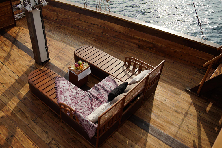 Labuan Bajo: 3-Day Komodo Sailing Luxury Boat with All Fees Deluxe Boat - Private Standar Room (2pax/room)
