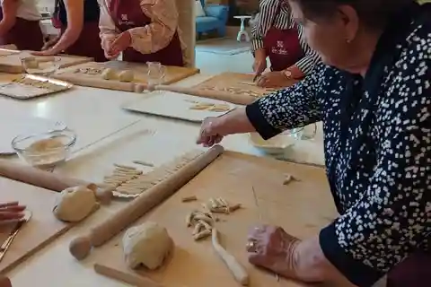 Lecce: corso di cucina tradizionale con pasta e vino