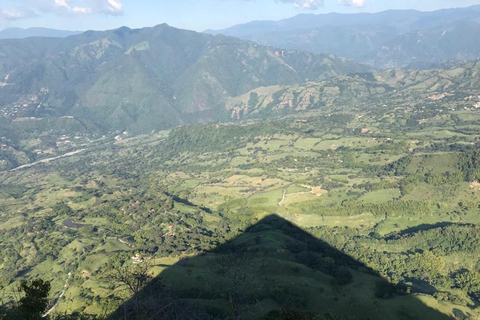 MEDELLÍN: WEJDŹ I ZDOBĄDŹ NATURALNĄ PIRAMIDĘ CERRO TUSAMedellin: Wycieczka piesza Cerro Tusa ze śniadaniem i lunchem