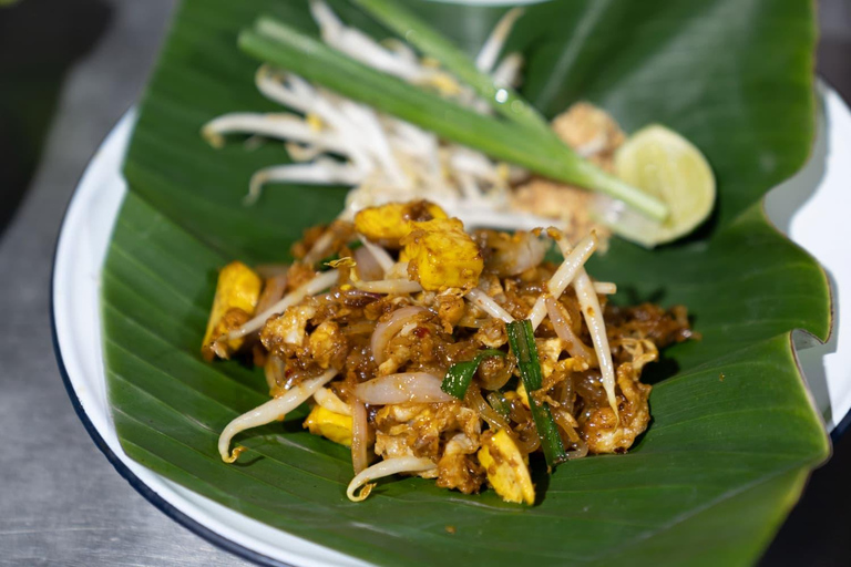 Bangkok: Flower Market and Food Night Tour by Tuk Tuk Group Tour