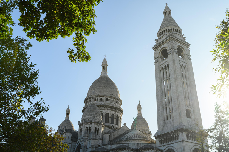 Paris: Experience the romance of Montmartre on a walk with a pro photographer Paris: Experience romance in Montmartre, a walk with a photographer in English