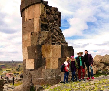 Fra Puno || Udflugt til Sillustani, Pucará og Tinajani ||