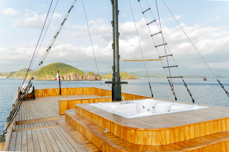 Labuan Bajo: 3-Day Komodo Sailing Luxury Boat with All Fees Deluxe Boat - Private Standar Room (2pax/room)