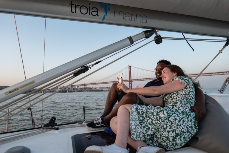 Lissabon: Tages-/Sonnenuntergang-/Nacht-Segeltour + GetränkNachtsegelboottour auf Englisch, Spanisch und Portugiesisch