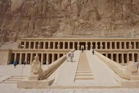 Cairo: Overnight Trip to Luxor by Plane