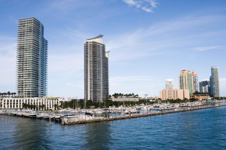 Båttur i Miamis skyline - utsikt över vattnet vid Biscayne Bay