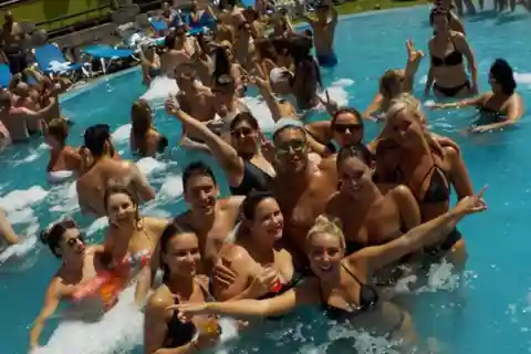 Festa na piscina em Benidorm com DJs, canhões de espuma e comida