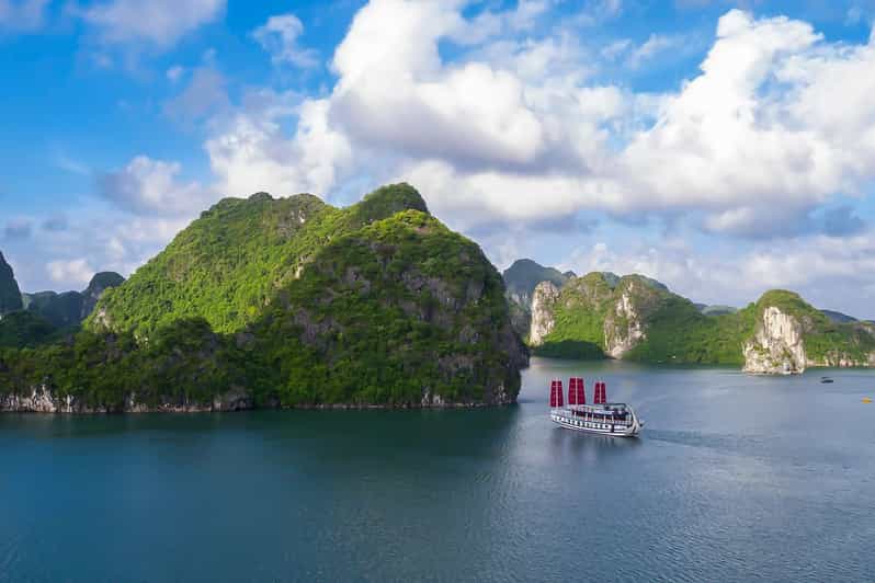 Hanoi retourtrip naar Halong Bay met transfers GetYourGuide