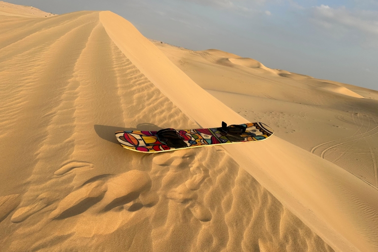 Abu Dhabi : Balade à dos dos de chameau et barbecue dans le désertForfait véhicule partagé avec BBQ, balade à dos de chameau et sandbording