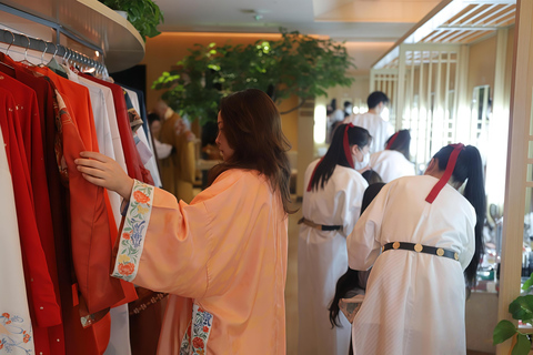 Chengdu: Immersive Hot Pot Meal Show with Hanfu Rental Regular Seat Dinner+Costume+Makeup（to book 3days in advance）