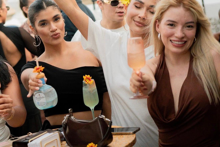 Cartagena: Rooftop Tour, Cocktails and Music