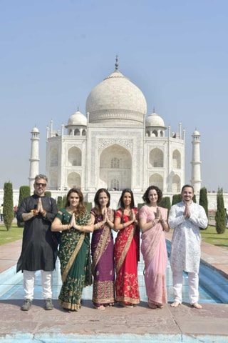 Agra:- Taj Mahal Skip The Line Tour with Female Guide & Car