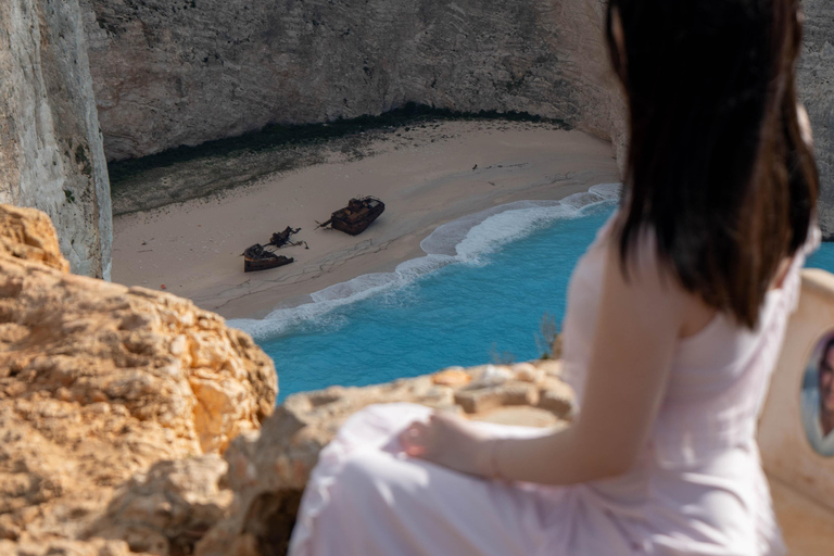 Zakynthos: excursão de um dia à praia dos naufrágios por terra e às cavernas azuis do marTour em pequenos grupos