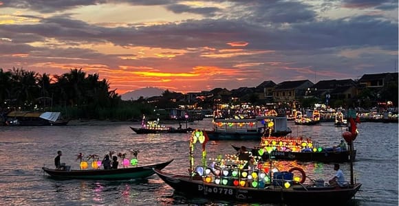 Hoi An : Basket boat, food tour and lantern realease.