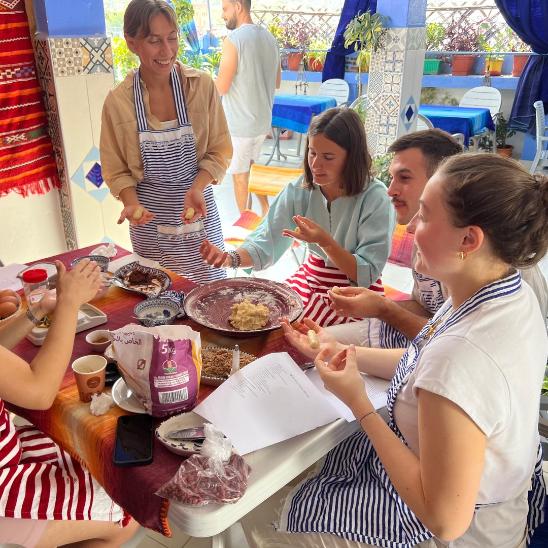 Atelier de pâtisserie marocaine avec une famille locale à Chefchaouen