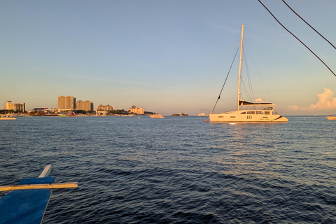 Cebu: Mactan Sunset Panga Boat Cruise with Drinks Cebu: Mactan Golden Hour Panga Cruise with Drinks