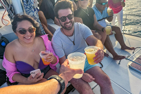 Från Cancun: Njut av en katamarantur till Islas Mujeres med transport.