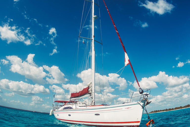 Saona Island: Private Yacht Tour with Lunch & Pickup